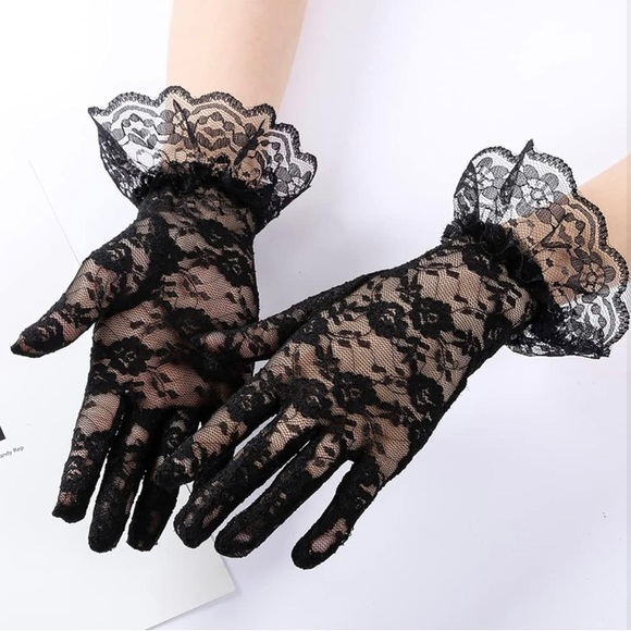 Elegant Black Lace Gloves - Picture 3 of 5